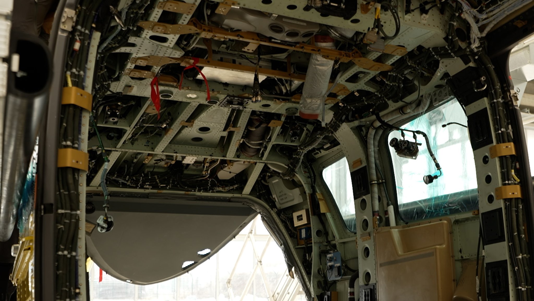 Innenraum des Hubschraubers ohne Verkleidung