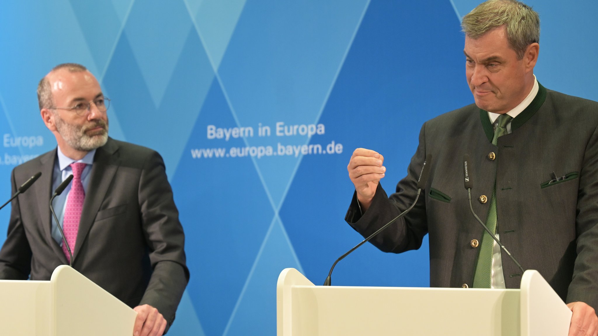 Markus Söder (CSU, r), Ministerpräsident von Bayern, und Manfred Weber, Vorsitzender der EVP-Fraktion im Europäischen Parlament, nehmen an einem Pressestatement in der Bayerischen Vertretung in Brüssel teil. Das bayerische Kabinett ist am 05.05.2026 in Brüssel. | Bild: picture alliance/dpa | Malin Wunderlich Markus Söder (CSU, r), Ministerpräsident von Bayern, und Manfred Weber, Vorsitzender der EVP-Fraktion im Europäischen Parlament, nehmen an einem Pressestatement in der Bayerischen Vertretung in Brüssel teil. Das bayerische Kabinett ist am 05.05.2026 in Brüssel.
