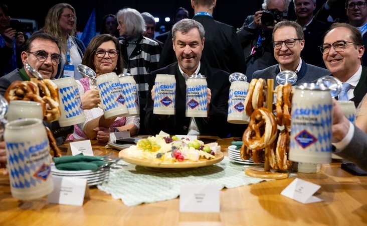 18.02.2026, Bayern, Passau: Klaus Holetschek (l-r), Ilse Aigner (CSU), Markus Söder (CSU), Martin Huber und Alexander Dobrindt (CSU) sitzen beim politischen Aschermittwoch der CSU an einem Tisch zusammen. 