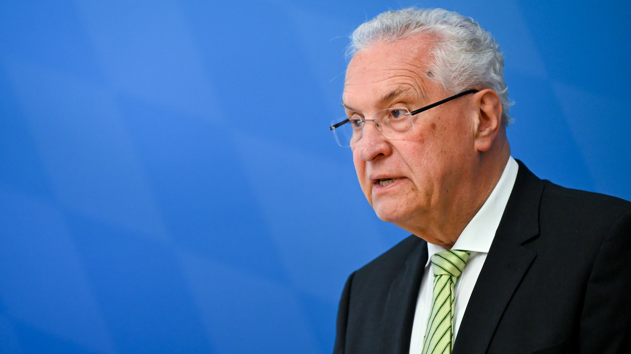 "Unser konsequenter Kurs in der Migrationspolitik wirkt," sagt Bayerns Innenminister Joachim Herrmann (CSU). | Bild: Picture Alliance/dpa/Sven Hoppe "Unser konsequenter Kurs in der Migrationspolitik wirkt," sagt Bayerns Innenminister Joachim Herrmann (CSU).