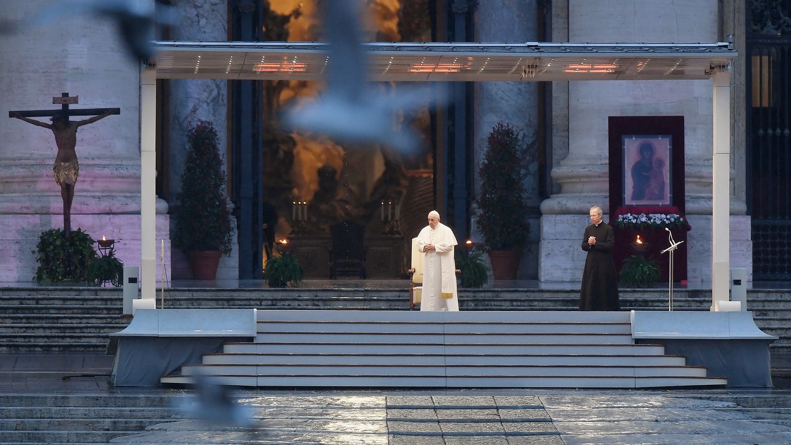 Papst Franziskus I. spendet auf einem menschenleeren Petersplatz den traditionellen Ostersegen | Bild: pa/dpa/Ulmer Papst Franziskus I. spendet auf einem menschenleeren Petersplatz den traditionellen Ostersegen