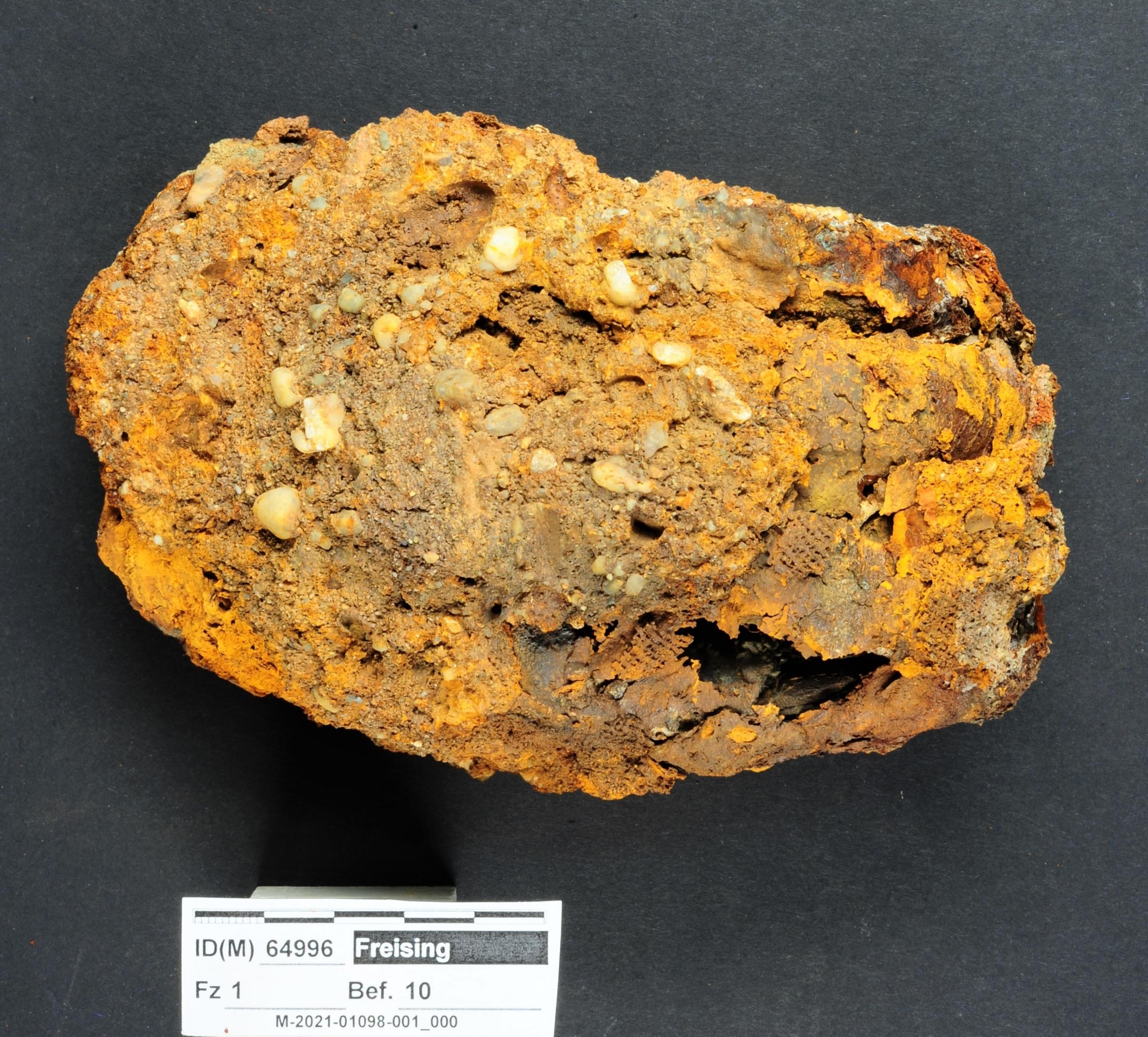 Diese Eiserne Hand wurde in einem mittelalterlichen Grab in Freising gefunden. Die metallene Handprothese - hier in der Draufsicht auf ihr stark verrostetes Äußere - ergänzte vier Finger der Hand eines Mannes.