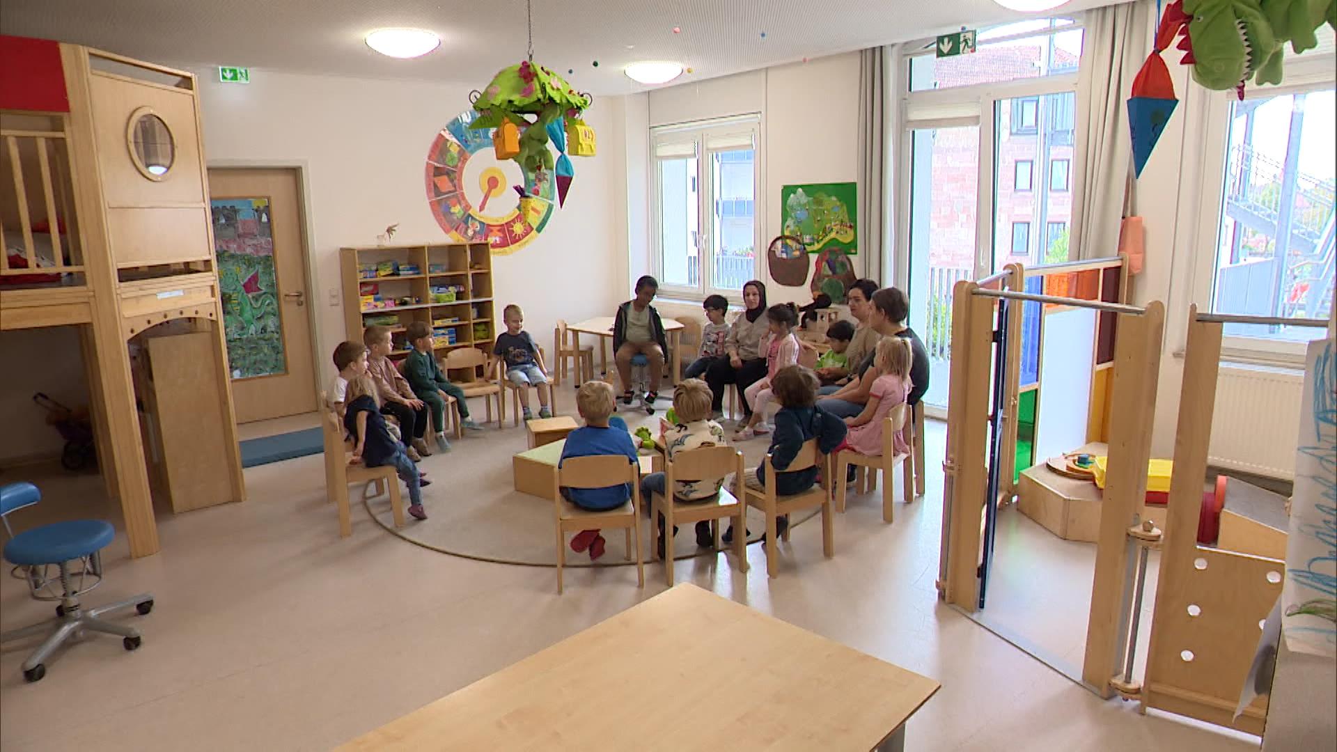 Der Bedarf an Betreuungsplätzen wächst und damit unter anderem auch der Bedarf an Kindertagesstätten und Pädagogen. Eine Situation, die mehr Kosten verursacht, und von den Eltern aufgefangen werden muss, wenn keine andere Lösung gefunden wird.