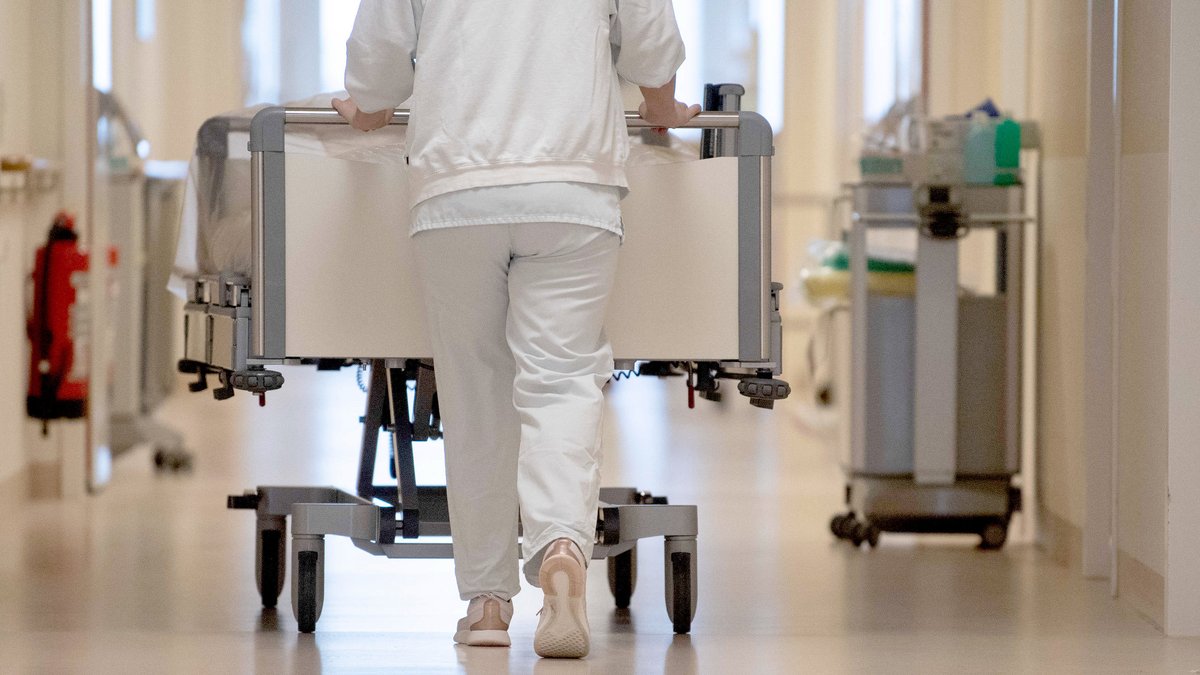In den Krankenhäusern in Deutschland zeichnet sich mit Blick auf die Welle der Atemwegserkrankungen und die Arbeitsbelastung von Klinikpersonal eine Trendwende ab.