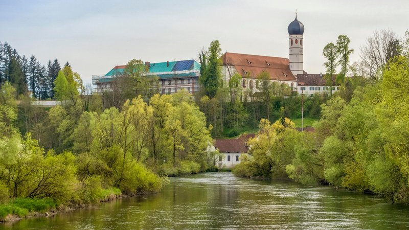 43 Millionen Euro investierte das Erzbistum München und Freising, um das verwaiste Kloster Beuerberg im Alpenvorland zu sanieren. | Bild: picture alliance / Westend61 | Maria Maar 43 Millionen Euro investierte das Erzbistum München und Freising, um das verwaiste Kloster Beuerberg im Alpenvorland zu sanieren.
