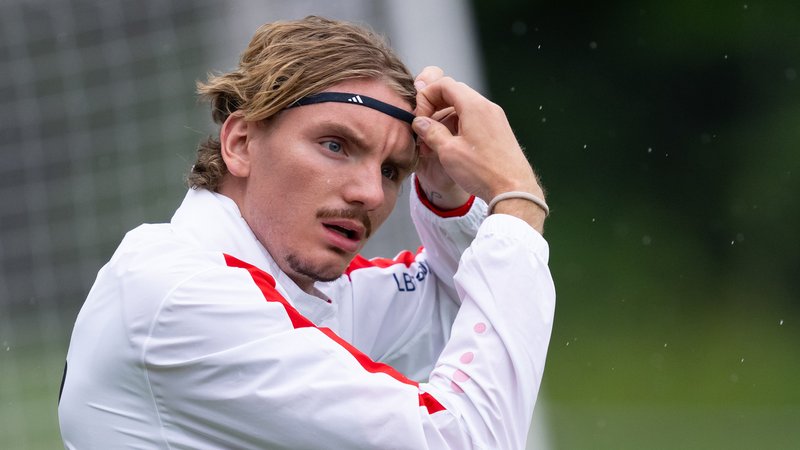 dpatopbilder - 28.07.2025, Bayern, Rottach-Egern: Fußball: Bundesliga, Trainingslager VfB Stuttgart, Training am Stadion Birkenmoos. Nick Woltemade in Aktion. Foto: Sven Hoppe/dpa - WICHTIGER HINWEIS: Gemäß den Vorgaben der DFL Deutsche Fußball Liga bzw. des DFB Deutscher Fußball-Bund ist es untersagt, in dem Stadion und/oder vom Spiel angefertigte Fotoaufnahmen in Form von Sequenzbildern und/oder videoähnlichen Fotostrecken zu verwerten bzw. verwerten zu lassen. +++ dpa-Bildfunk +++ | Bild: dpa-Bildfunk/Sven Hoppe dpatopbilder - 28.07.2025, Bayern, Rottach-Egern: Fußball: Bundesliga, Trainingslager VfB Stuttgart, Training am Stadion Birkenmoos. Nick Woltemade in Aktion. Foto: Sven Hoppe/dpa - WICHTIGER HINWEIS: Gemäß den Vorgaben der DFL Deutsche Fußball Liga bzw. des DFB Deutscher Fußball-Bund ist es untersagt, in dem Stadion und/oder vom Spiel angefertigte Fotoaufnahmen in Form von Sequenzbildern und/oder videoähnlichen Fotostrecken zu verwerten bzw. verwerten zu lassen. +++ dpa-Bildfunk +++