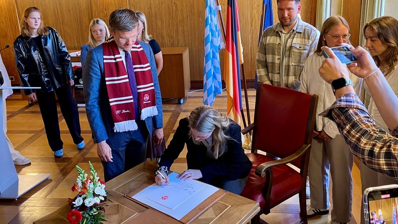 Nürnbergs Oberbürgermeister Marcus König und Spielerinnen des 1. FC Nürnberg im Rathaus | Bild: BR/Lasse Berger Nürnbergs Oberbürgermeister Marcus König und Spielerinnen des 1. FC Nürnberg im Rathaus