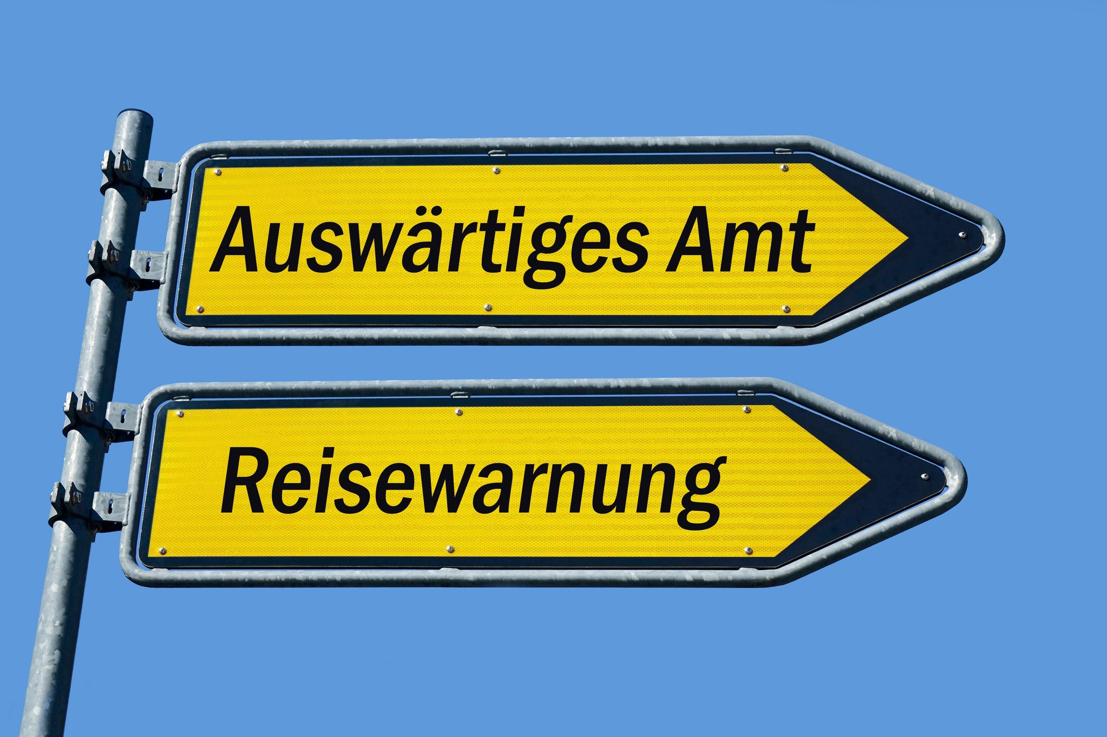 Wegweiser mit Auswaertiges Amt und Reisewarnung