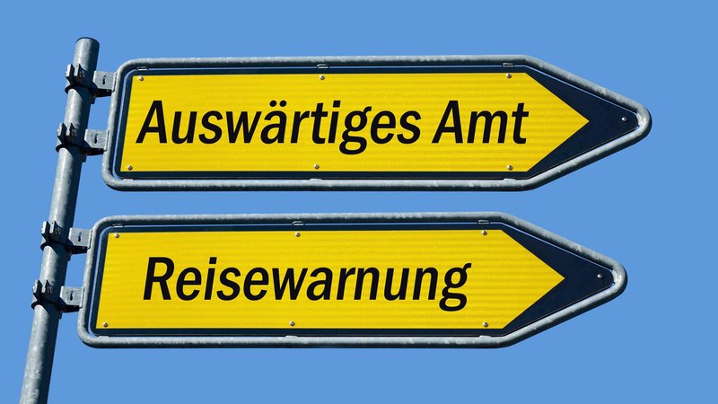 Wegweiser mit Auswaertiges Amt und Reisewarnung | Bild: picture alliance / ZB / Sascha Steinach Wegweiser mit Auswaertiges Amt und Reisewarnung