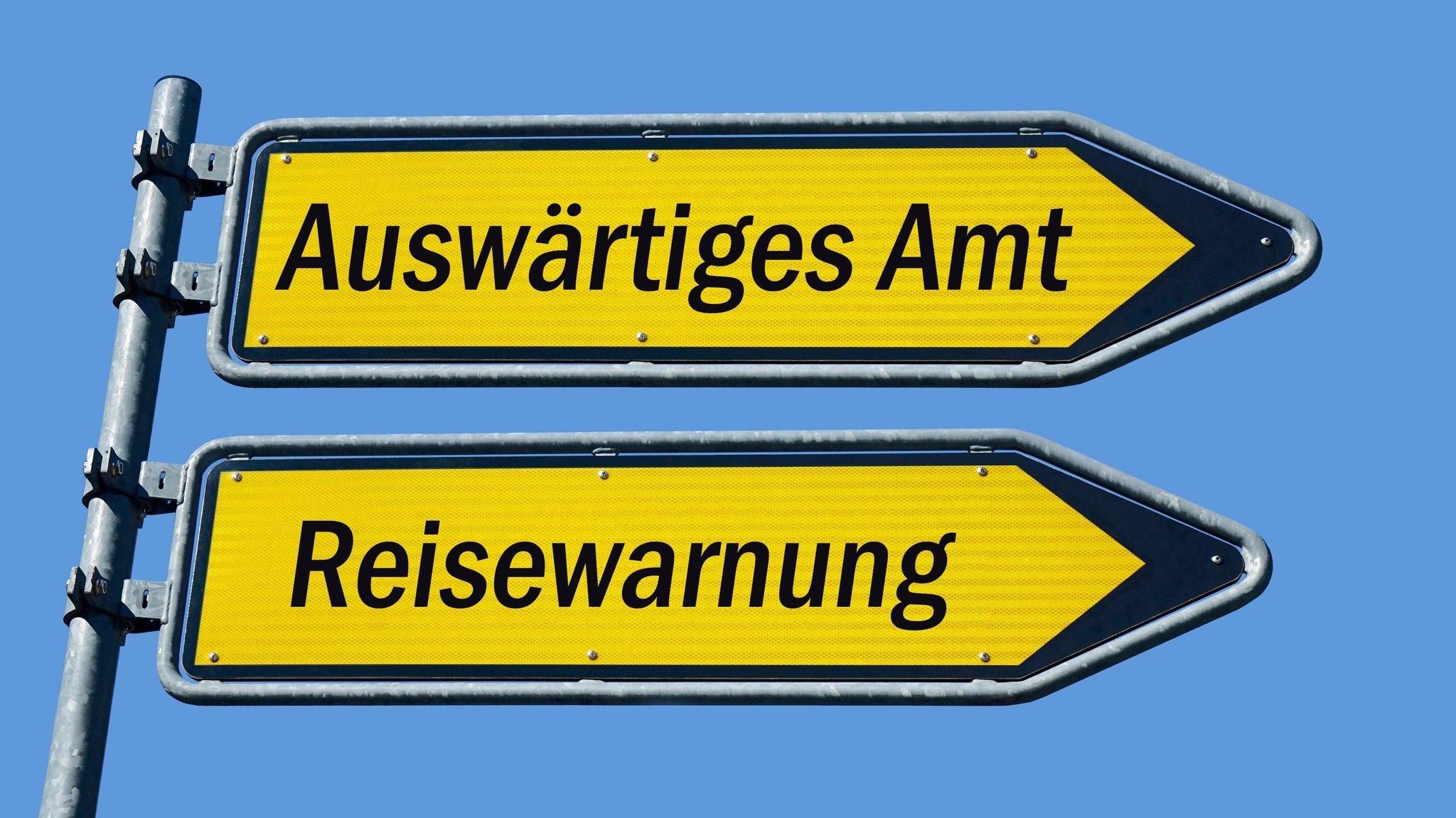 Wegweiser mit Auswaertiges Amt und Reisewarnung