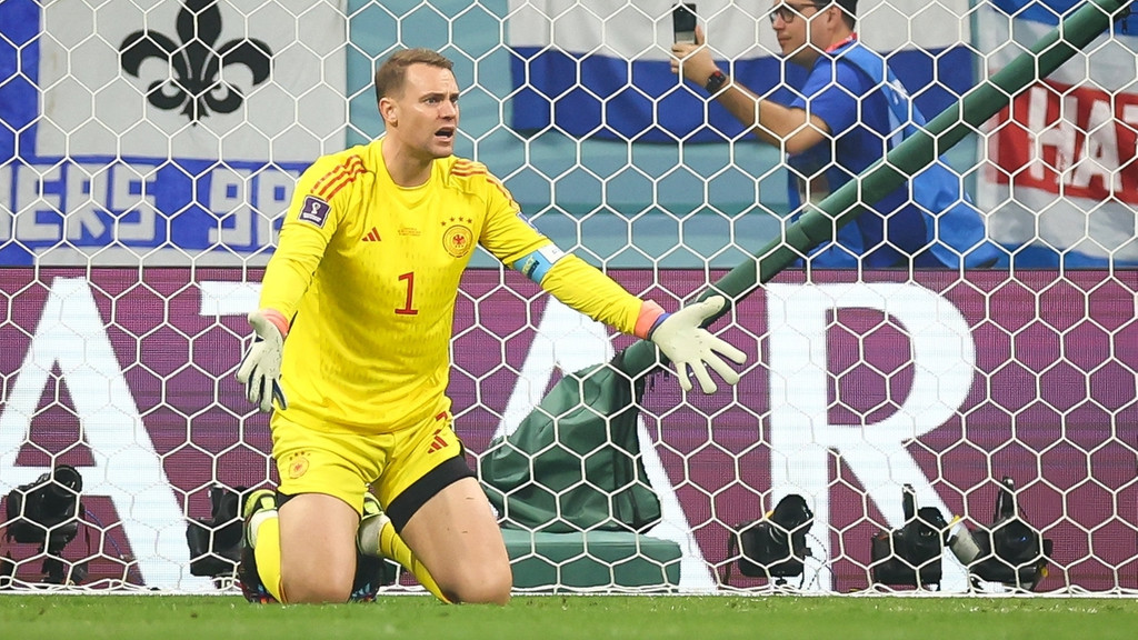 ARCHIV - 01.12.2022, Katar, Al-Chaur,: Fußball, WM 2022 in Katar, Costa Rica · Deutschland, Vorrunde, Gruppe E, Spieltag 3, im Al-Bait Stadion, Deutschlands Torwart Manuel Neuer kniet nach einem Gegentor auf dem Rasen. (zu dpa: «Saison-Aus für DFB-Kapitän Neuer - Unterschenkelbruch bei Skitour») Foto: Christian Charisius/dpa +++ dpa-Bildfunk +++ | Bild: dpa-Bildfunk/Christian Charisius ARCHIV - 01.12.2022, Katar, Al-Chaur,: Fußball, WM 2022 in Katar, Costa Rica · Deutschland, Vorrunde, Gruppe E, Spieltag 3, im Al-Bait Stadion, Deutschlands Torwart Manuel Neuer kniet nach einem Gegentor auf dem Rasen. (zu dpa: «Saison-Aus für DFB-Kapitän Neuer - Unterschenkelbruch bei Skitour») Foto: Christian Charisius/dpa +++ dpa-Bildfunk +++