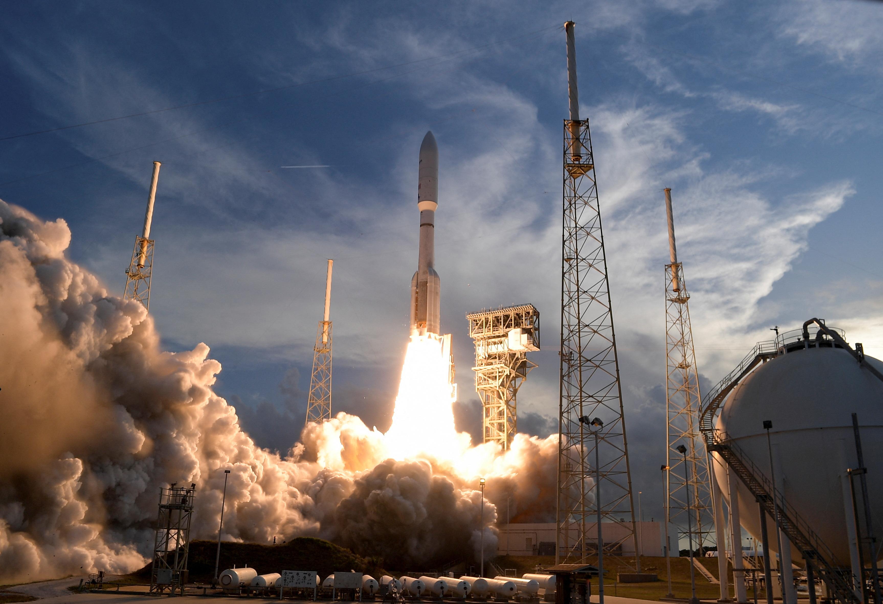 Mit einer Atlas V-Trägerrakete hat Amazon seine ersten Internet-Satelliten ins All gebracht.