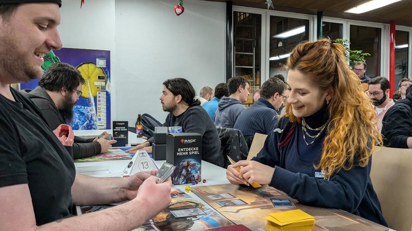 Menschen, die Karten miteinander spielen | Bild: BR/Johannes Winkler Menschen, die Karten miteinander spielen