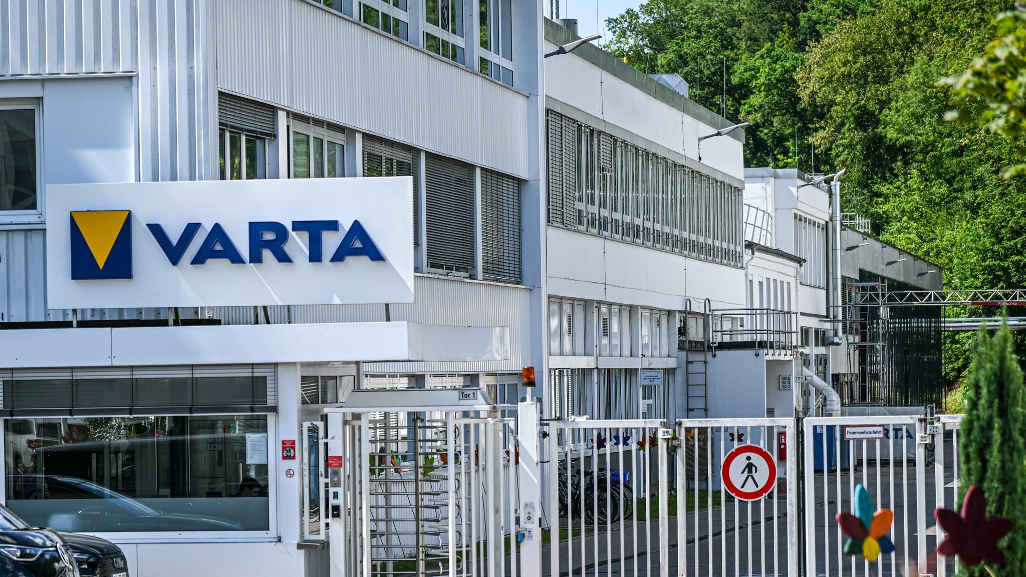 Der Schriftzug von Varta am Eingang zu einem Firmengebäude. | Bild: picture alliance/dpa | Jason Tschepljakow Der Schriftzug von Varta am Eingang zu einem Firmengebäude.