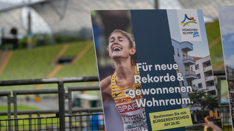 Ein Plakat bei einer Pressekonferenz im Olympiastadion in München zur Bewerbung Münchens für die Olympischen und Paralympischen Spiele. | Bild: dpa-Bildfunk/Leonie Asendorpf Ein Plakat bei einer Pressekonferenz im Olympiastadion in München zur Bewerbung Münchens für die Olympischen und Paralympischen Spiele.