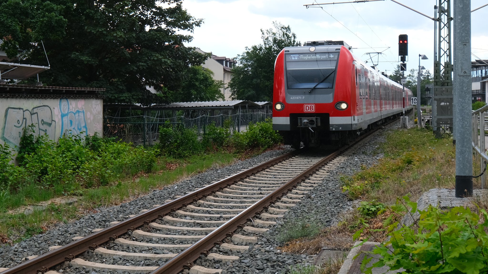 (Symbolbild) Eine S-Bahn fährt an der Haltestelle Germering-Unterpfaffenhofen ein. | Bild: BR/Manuel Rauch (Symbolbild) Eine S-Bahn fährt an der Haltestelle Germering-Unterpfaffenhofen ein.