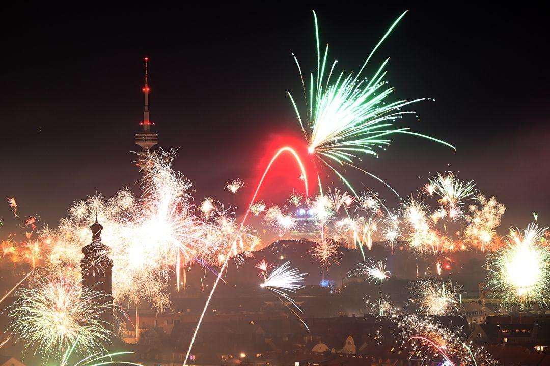 01.01.2025, München - Feuerwerk über der Landeshauptstadt, rund um den Olympiaturm explodieren Raketen und andere Feuerwerkskörper.