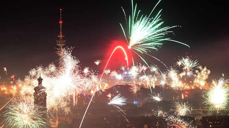 01.01.2025, München - Feuerwerk über der Landeshauptstadt, rund um den Olympiaturm explodieren Raketen und andere Feuerwerkskörper. | Bild: BR/Felix Hörhager 01.01.2025, München - Feuerwerk über der Landeshauptstadt, rund um den Olympiaturm explodieren Raketen und andere Feuerwerkskörper.