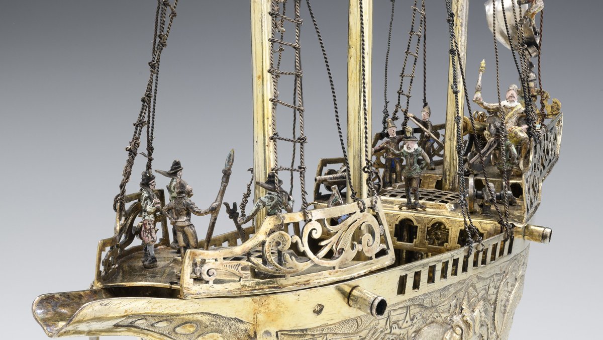 Detail eines goldenen Schiffpokals