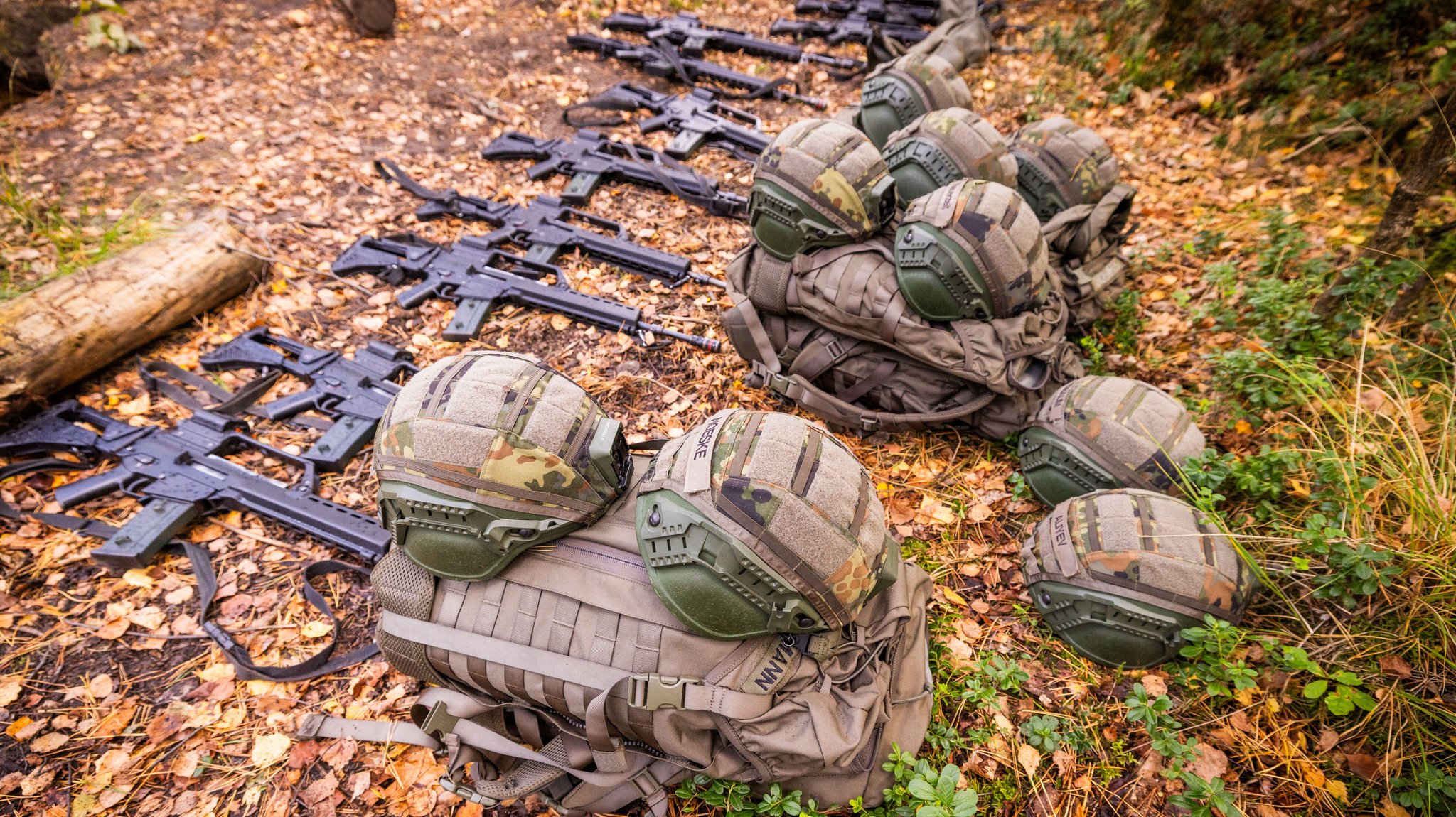 Bundeswehrausruestung auf dem Truppenuebungsplatz der Panzerdivision in Munster | Bild: picture alliance / epd-bild | Detlef Heese Bundeswehrausruestung auf dem Truppenuebungsplatz der Panzerdivision in Munster