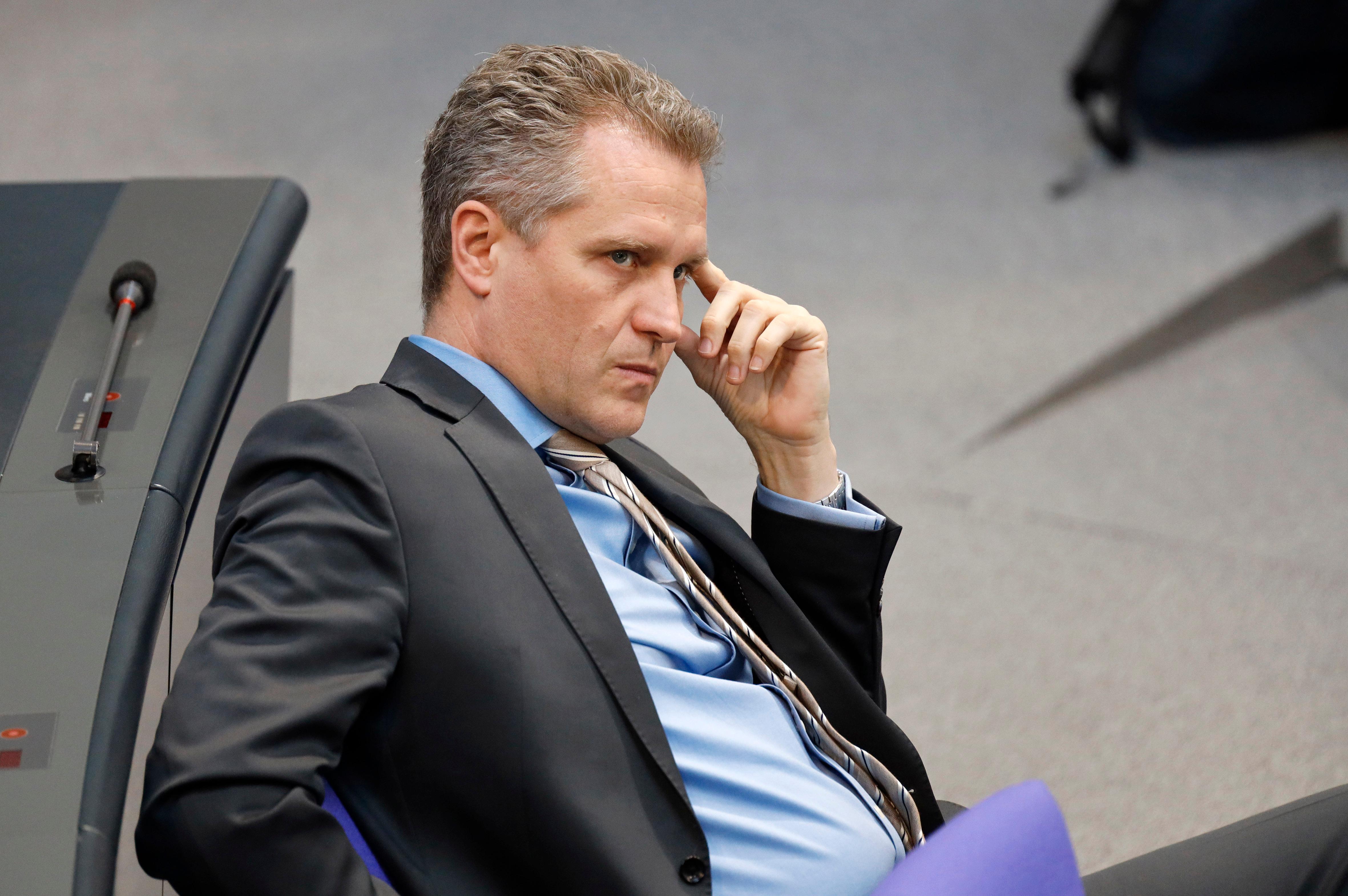 Der Bundestagsabgeordnete Petr Bystron von der AfD im Bundestag, er stützt den Kopf auf zwei Finger. Bystron wird vorgeworfen, Gelder aus prorussischen Quellen angenommen zu haben. 