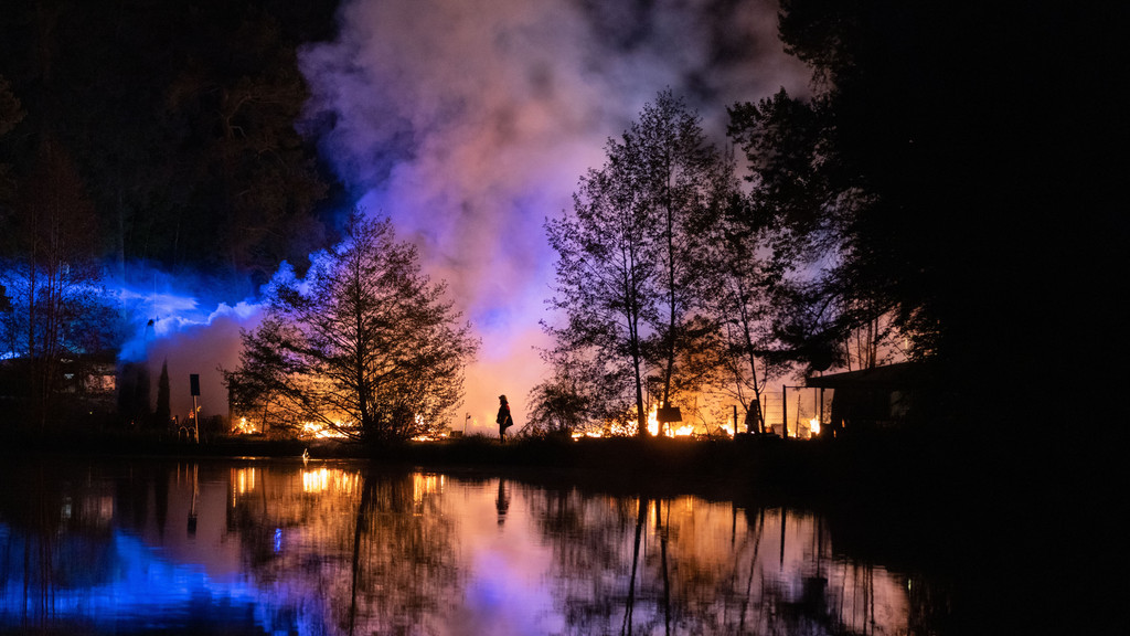 Großfeuer auf Campingplatz bei Roth: Sieben Verletzte | Bild: picture alliance/dpa/vifogra | Goppelt Großfeuer auf Campingplatz bei Roth: Sieben Verletzte