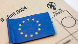Wahlunterlagen zur Europawahl am 9. Juni 2024 liegen auf einem Tisch. | Bild:picture alliance / Goldmann 