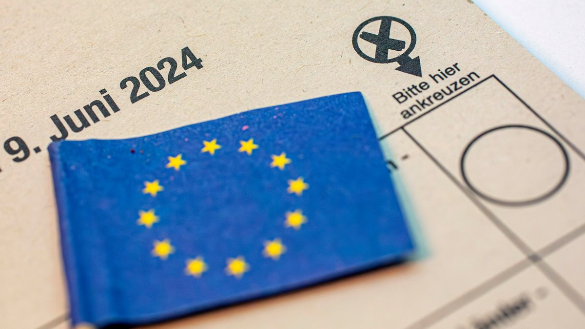 Wahlunterlagen zur Europawahl am 9. Juni 2024 liegen auf einem Tisch.