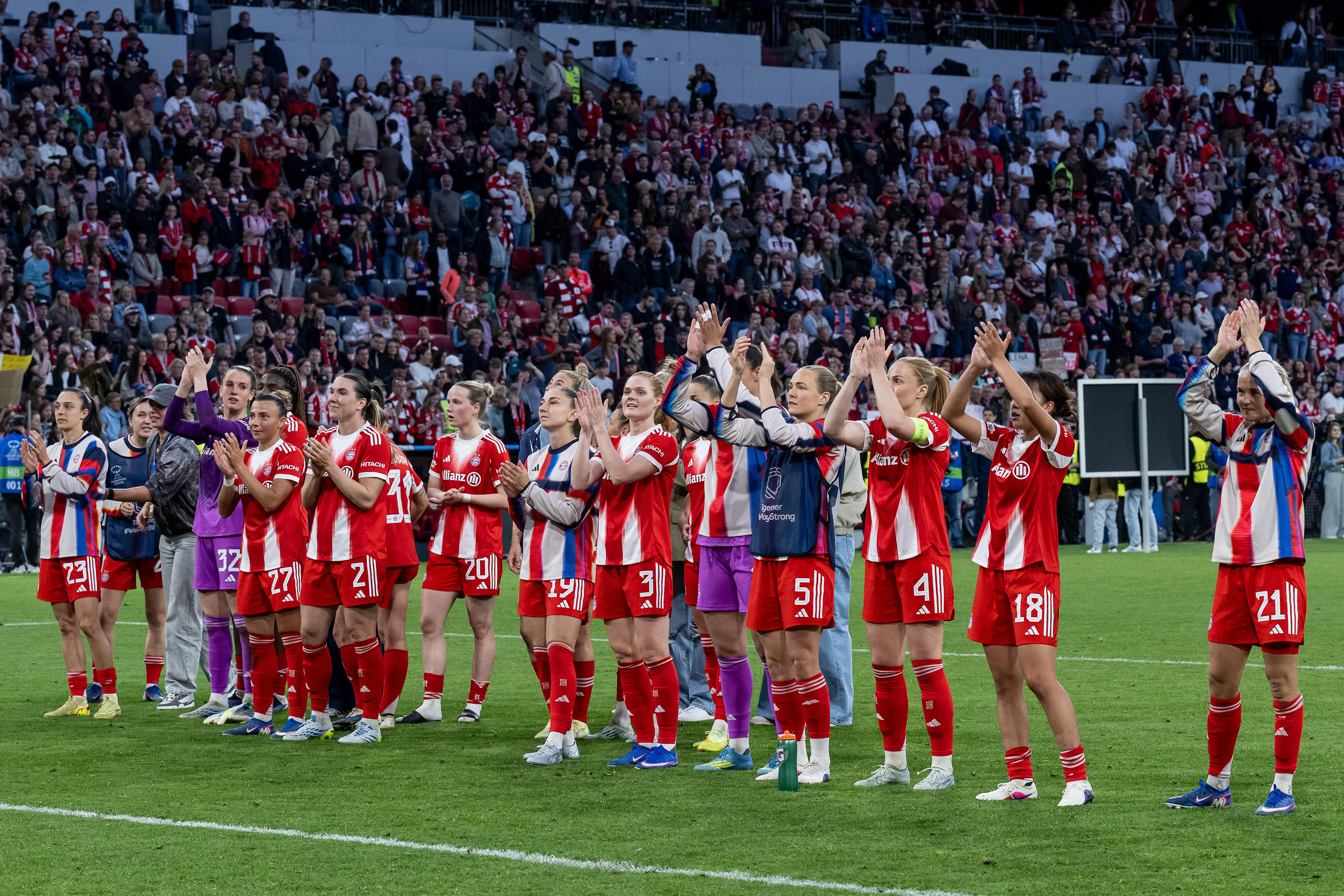 Die FC Bayern Frauen vor der Fankurve nach dem Champions-League-Halbfinale gegen den FC Barcelona.