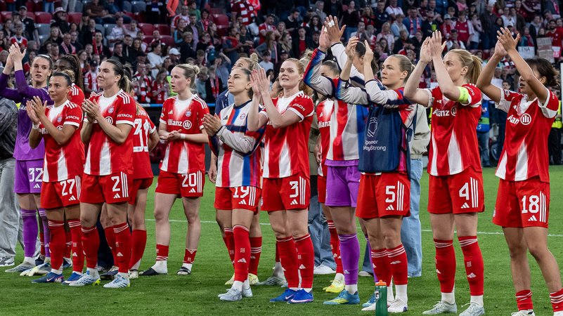 Die FC Bayern Frauen vor der Fankurve nach dem Champions-League-Halbfinale gegen den FC Barcelona. | Bild: picture alliance / Eibner-Pressefoto | Heike Feiner Die FC Bayern Frauen vor der Fankurve nach dem Champions-League-Halbfinale gegen den FC Barcelona.