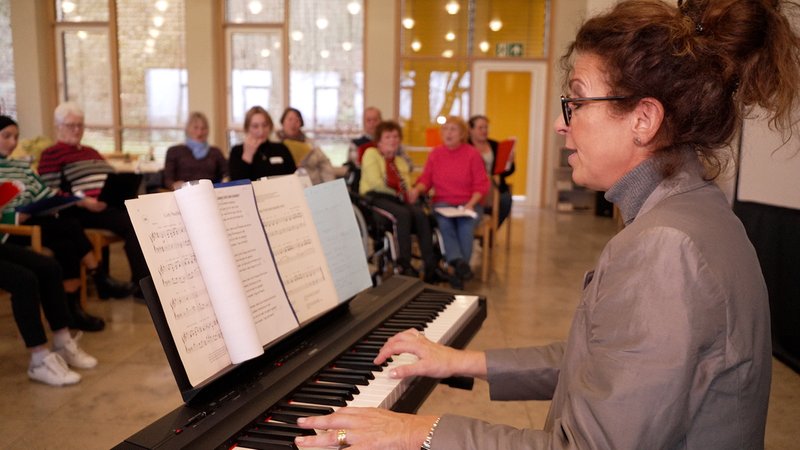 Ein Chor für Menschen mit und ohne Demenz trifft sich im Kreisaltenheim Burgau.