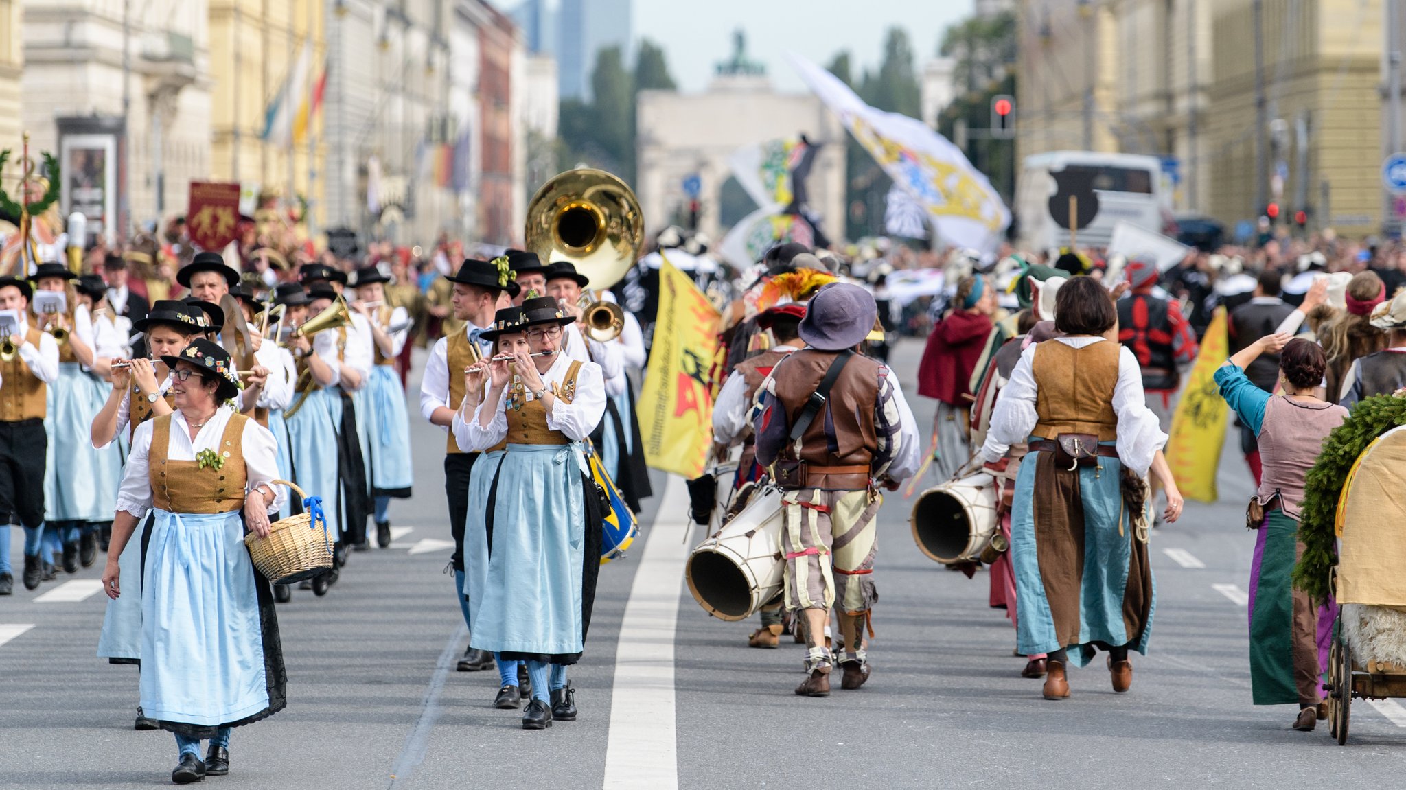 Trachten- und Schützenzug zur Wiesn