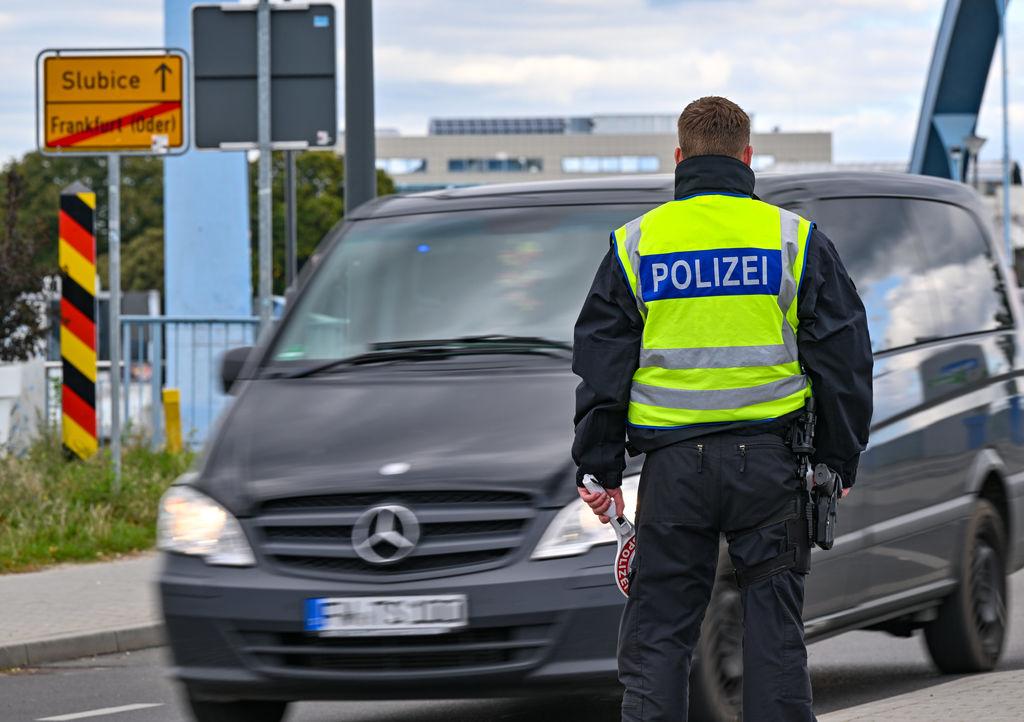 Die Bundespolizei kontrolliert den Einreiseverkehr am deutsch-polnischen Grenzübergang