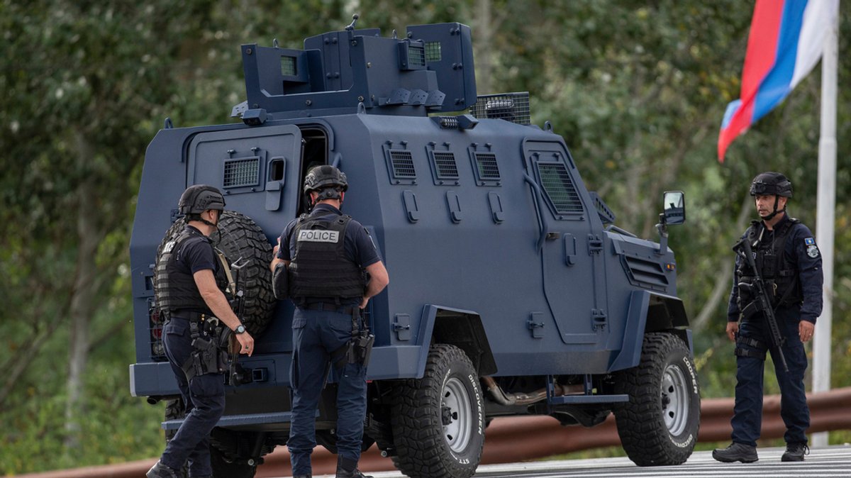 24.09.2023, Kosovo, Banjska: Polizisten aus dem Kosovo sichern eine Querstraße, die zum Banjska-Kloster führt. | Bild: dpa-Bildfunk/Visar Kryeziu 24.09.2023, Kosovo, Banjska: Polizisten aus dem Kosovo sichern eine Querstraße, die zum Banjska-Kloster führt.