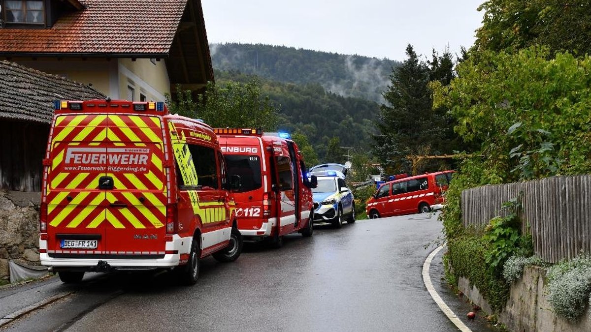 Rettungskräfte in Ebenreuth wegen einem tödlichen Baustellen-Unfall