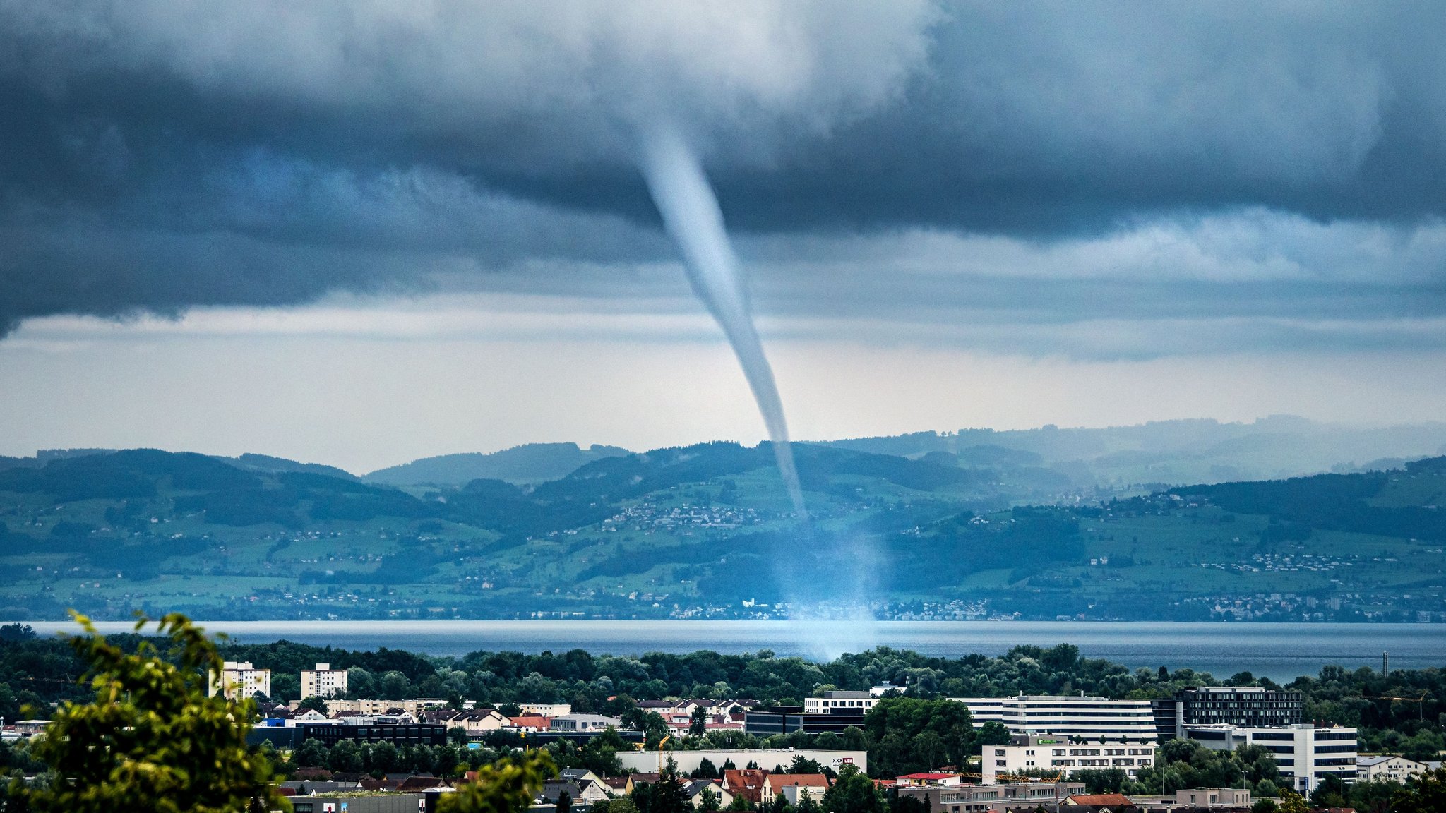 Seltenes Wetterereignis: Wasserhose fegt über den Bodensee