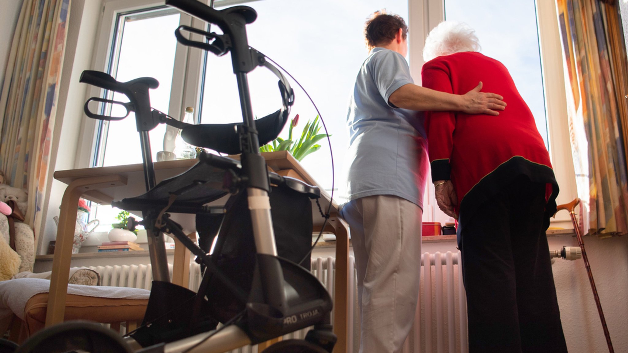 Eine Pflegekraft unterstützt eine gehbehinderte Seniorin (Symbolbild) | Bild: dpa-Bildfunk/Tom Weller Eine Pflegekraft unterstützt eine gehbehinderte Seniorin (Symbolbild)
