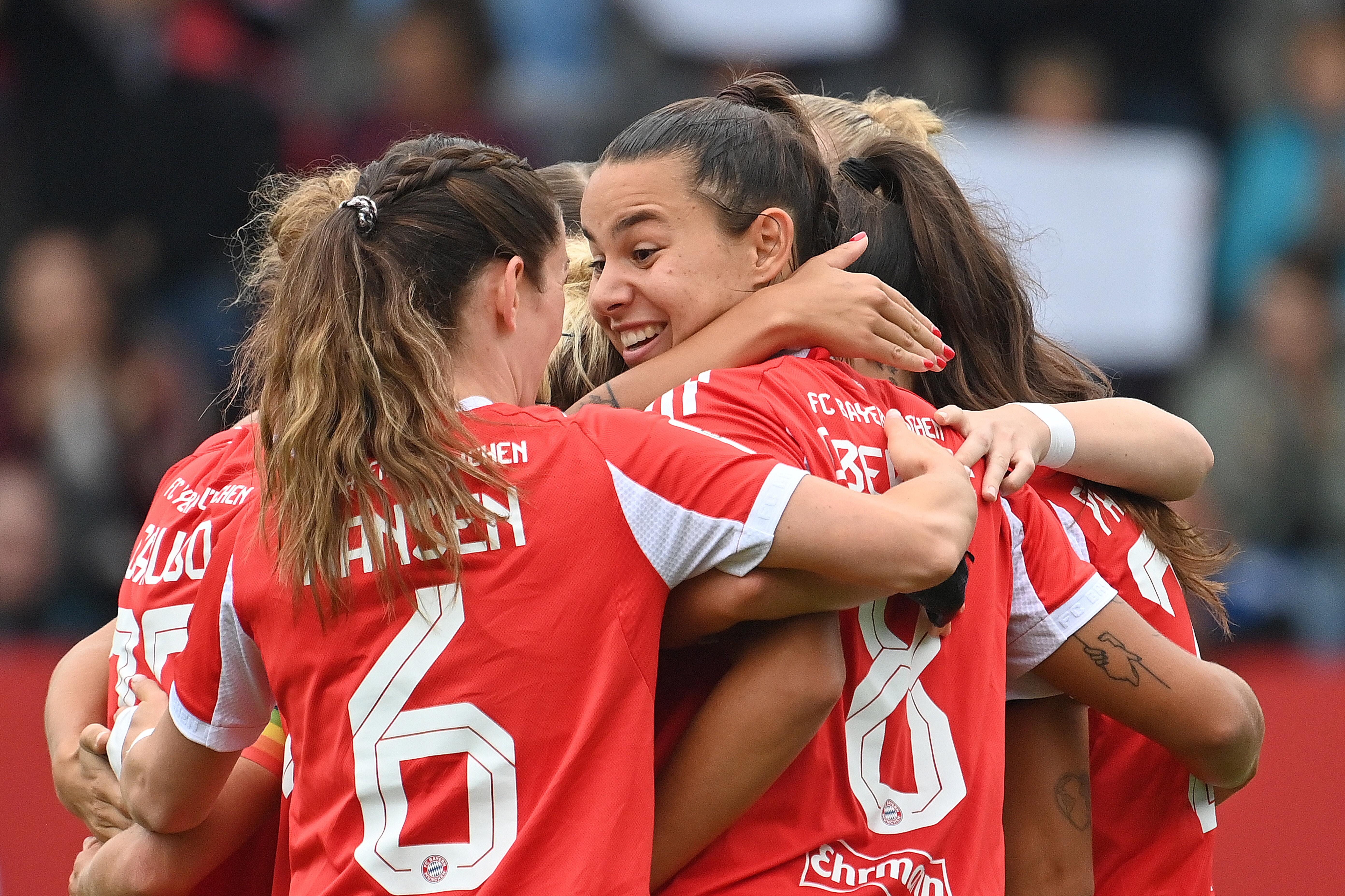 Lena Oberdorf wird von ihren Teamkolleginnen gefeiert