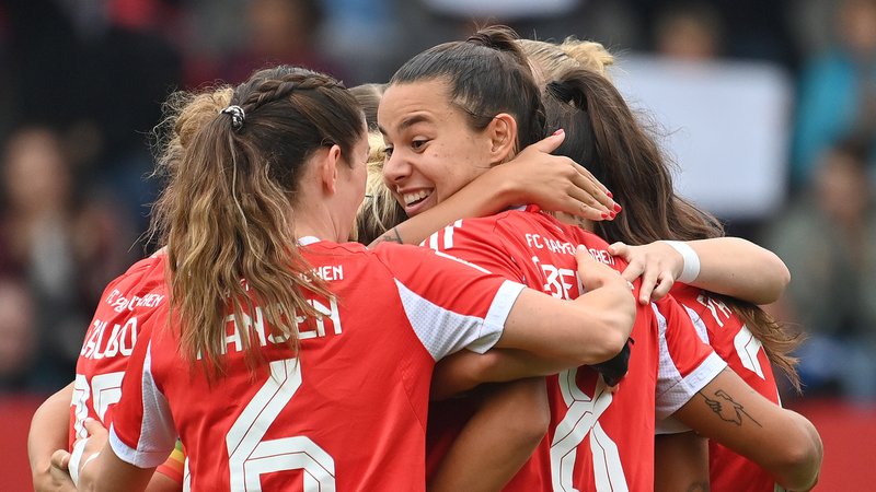 Lena Oberdorf wird von ihren Teamkolleginnen gefeiert | Bild: picture alliance / SvenSimon | Frank Hoermann/SVEN SIMON Lena Oberdorf wird von ihren Teamkolleginnen gefeiert