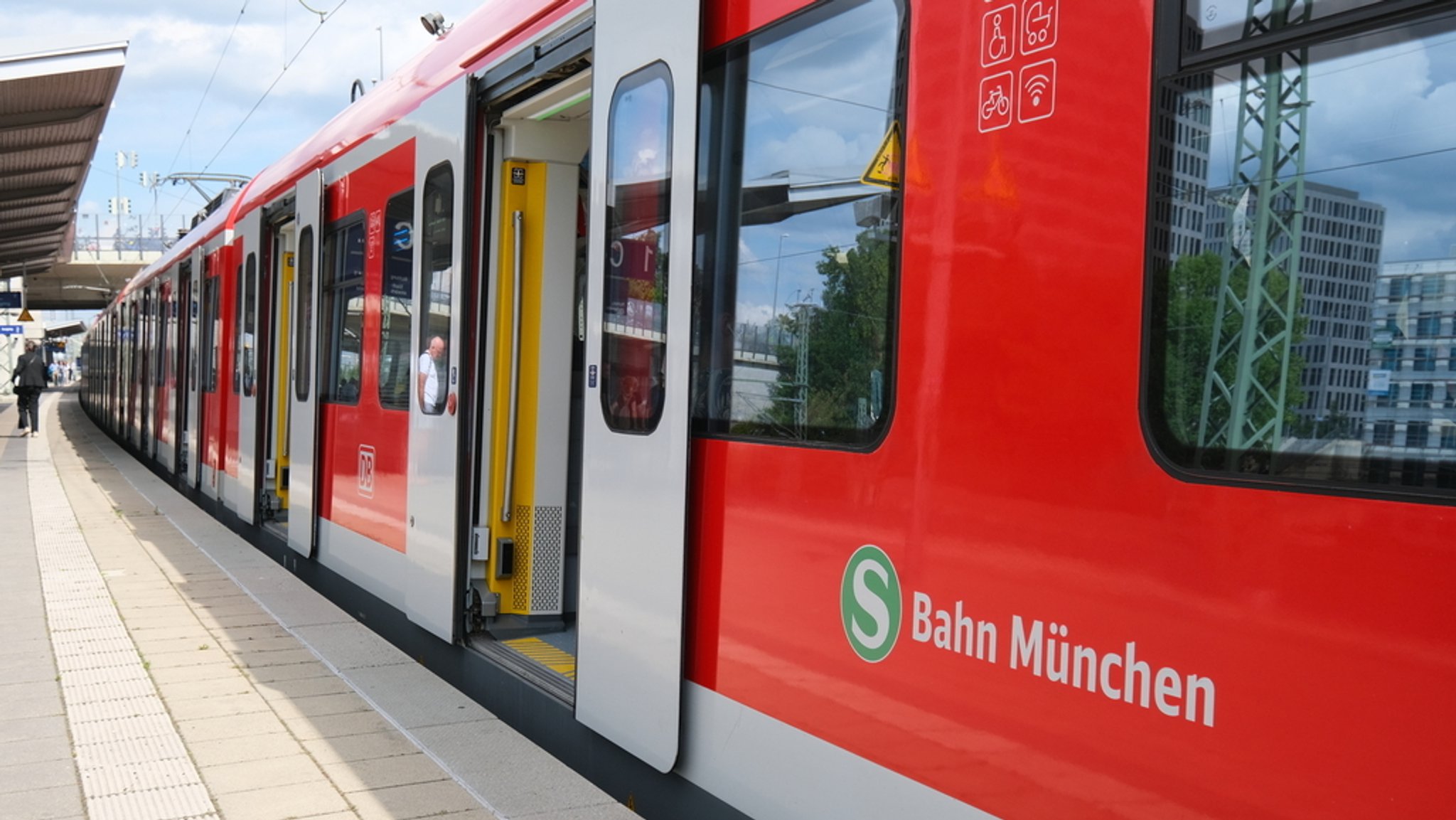 Stehende S-Bahn am Bahnsteig (Symbolbild) | Bild: Manuel Rauch /BR Stehende S-Bahn am Bahnsteig (Symbolbild)