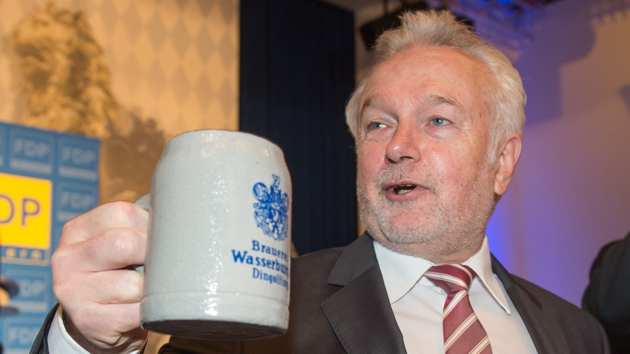 Der vermutlich nächste FDP-Chef Kubicki mit Bierkrug | Bild: picture alliance / dpa | Armin Weigel Der vermutlich nächste FDP-Chef Kubicki mit Bierkrug
