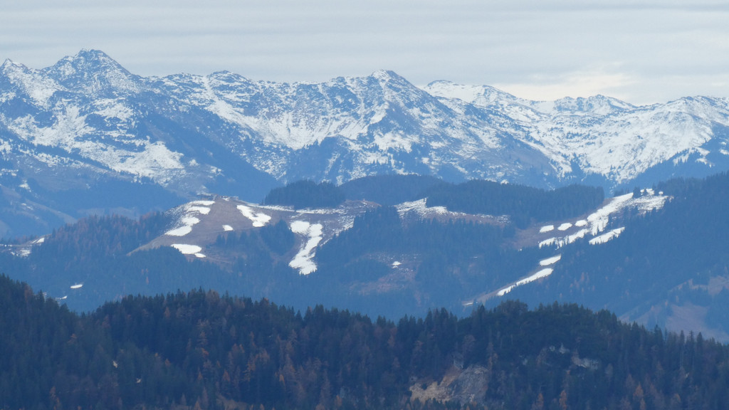 Tauwetter in den Bergen: Schnee liegt nur noch auf den hohen Gipfeln in den bayerischen Bergen. 
