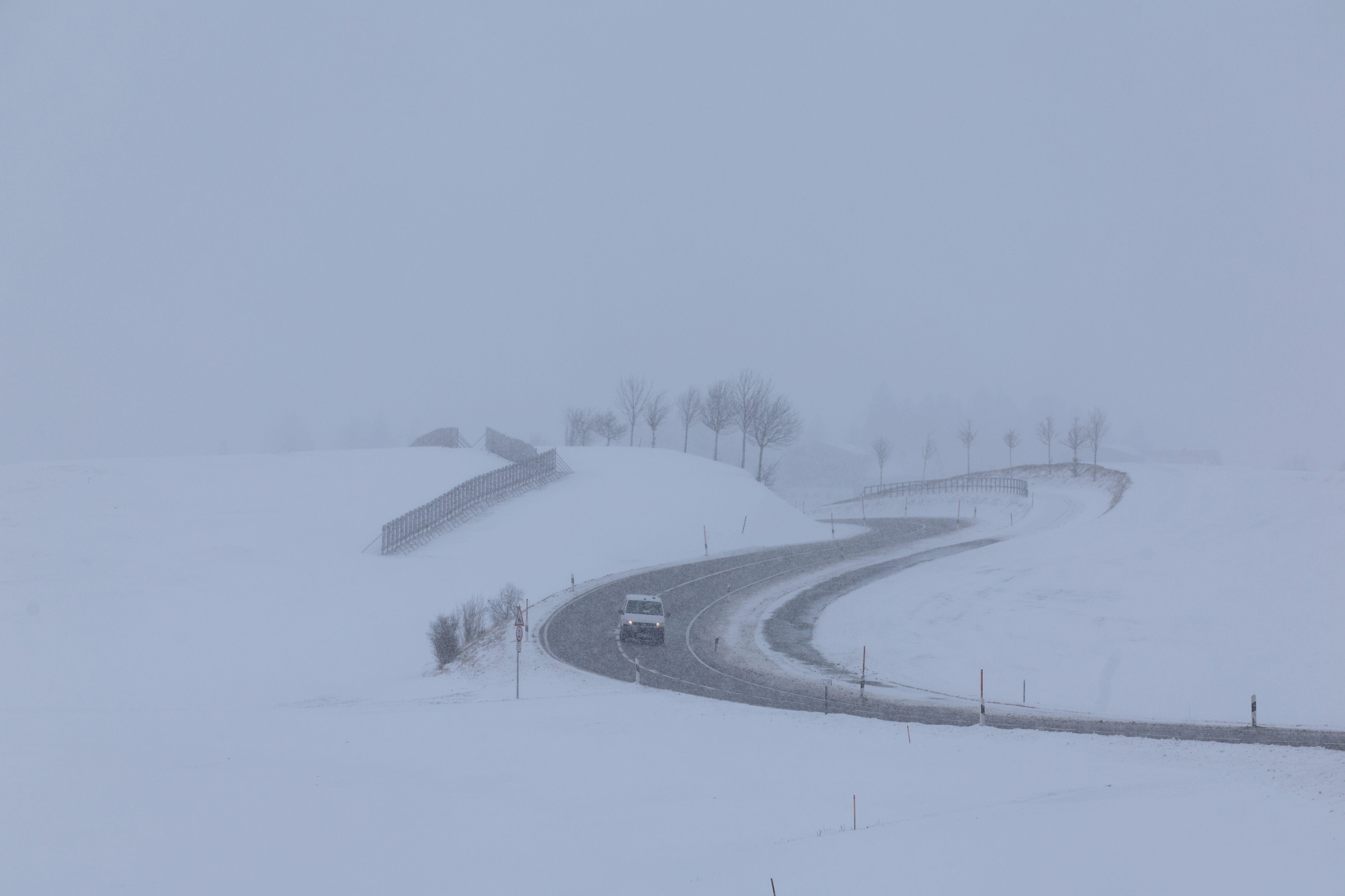 Auto im Schneetreiben auf einer Landstraße