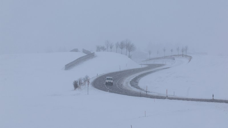 Auto im Schneetreiben auf einer Landstraße | Bild: picture alliance/dpa | Karl-Josef Hildenbrand Auto im Schneetreiben auf einer Landstraße
