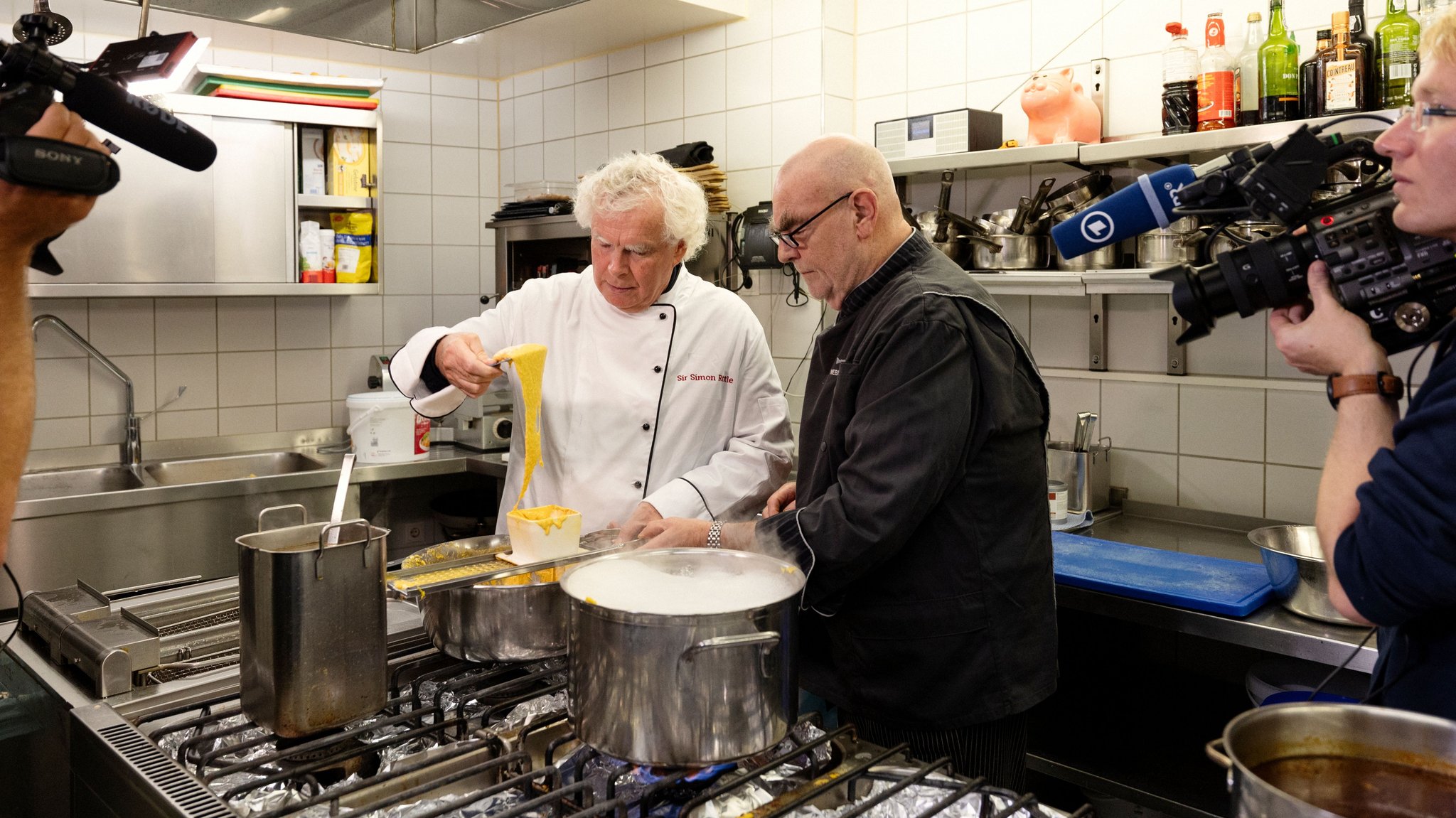 Sir Simon Rattle hobelt Spätzle.