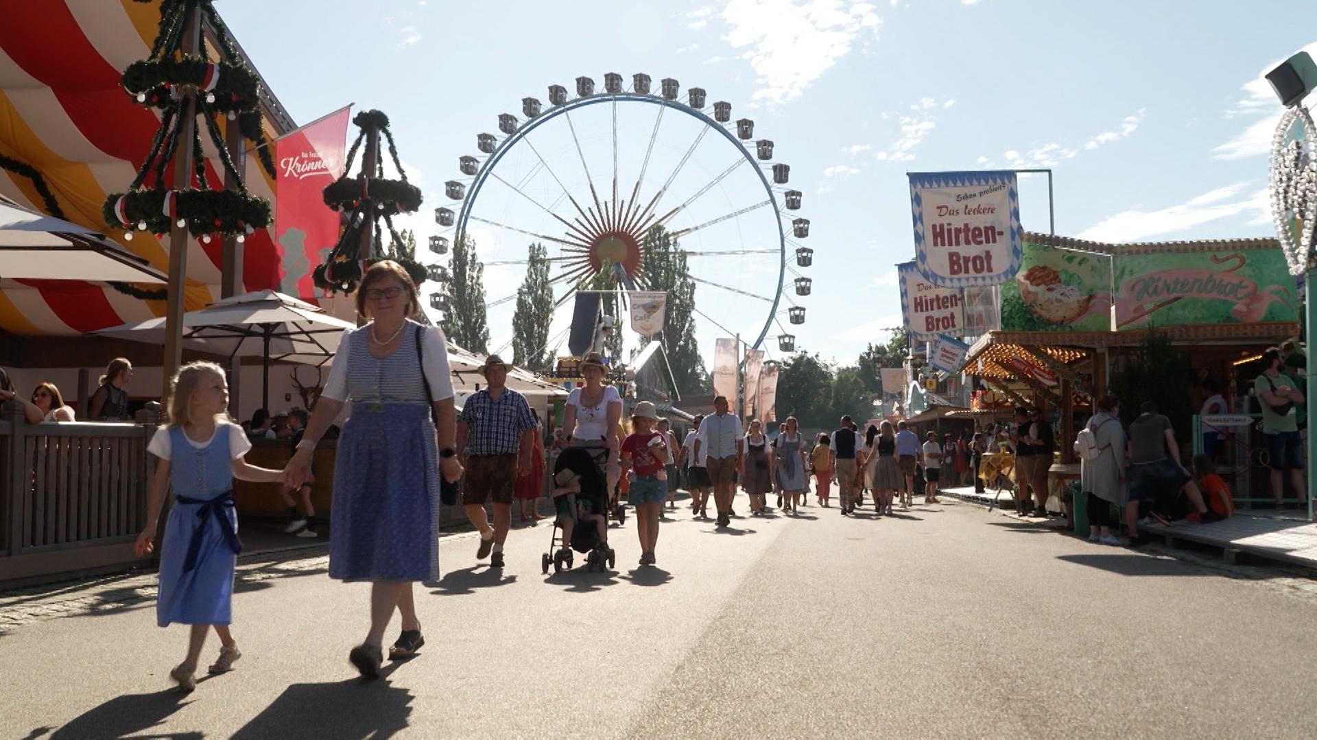 Besucher flanieren über das Gäubodenfest in Straubing
