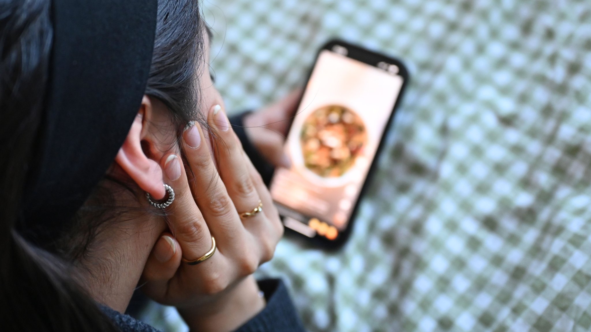 (Symbolbild) Eine Jugendliche liegt mit dem Smartphone in der Hand auf dem Bett und scrollt durch die Social-Media-Plattform TikTok. | Bild: dpa-Bildfunk/Elisa Schu (Symbolbild) Eine Jugendliche liegt mit dem Smartphone in der Hand auf dem Bett und scrollt durch die Social-Media-Plattform TikTok.