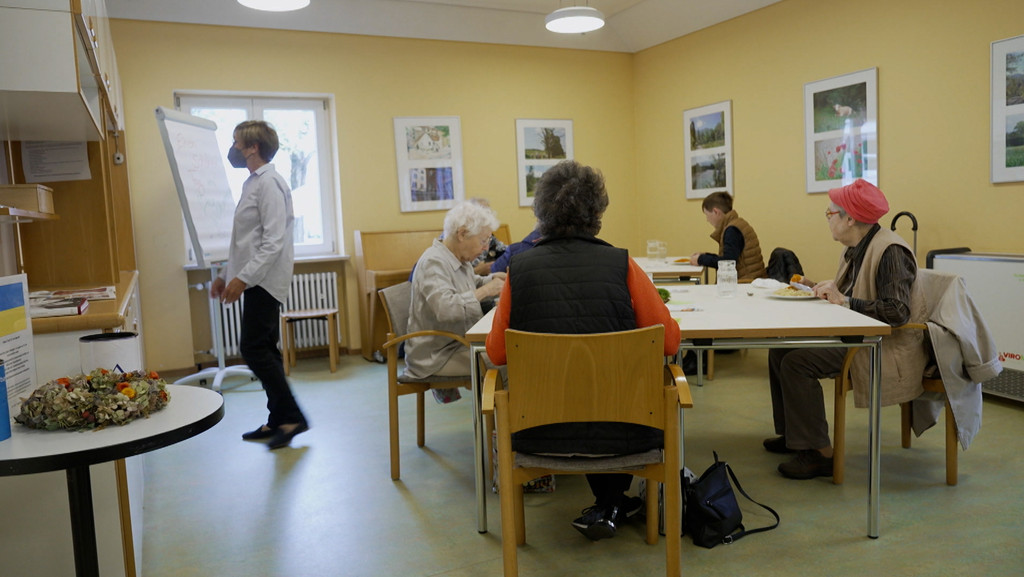 Ehrenamtliche bei Senioren-Mittagstisch | Bild: BR Ehrenamtliche bei Senioren-Mittagstisch