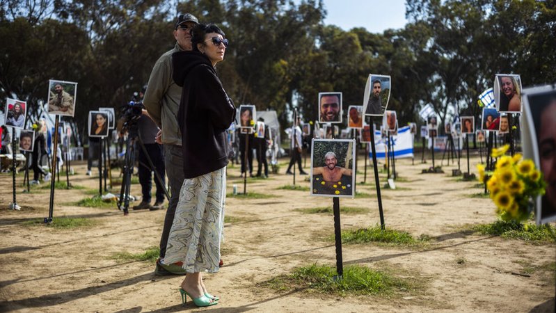 Überlebende und Angehörige der Opfer kehren auf das Gelände des elektronischen Musikfestivals Supernova, dem Ort des Terrorangriffs der Hamas vom 7. Oktober 2023, zurück. | Bild: dpa-Bildfunk/Ilia Yefimovich Überlebende und Angehörige der Opfer kehren auf das Gelände des elektronischen Musikfestivals Supernova, dem Ort des Terrorangriffs der Hamas vom 7. Oktober 2023, zurück.