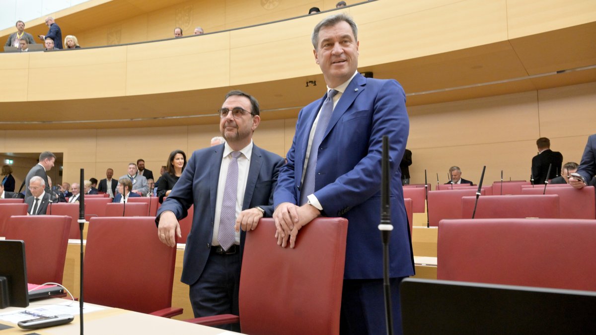 Ministerpräsident Markus Söder (rechts) und Fraktionschef Klaus Holetschek (beide CSU) bei der konstituierenden Sitzung des Landtags am Montag.